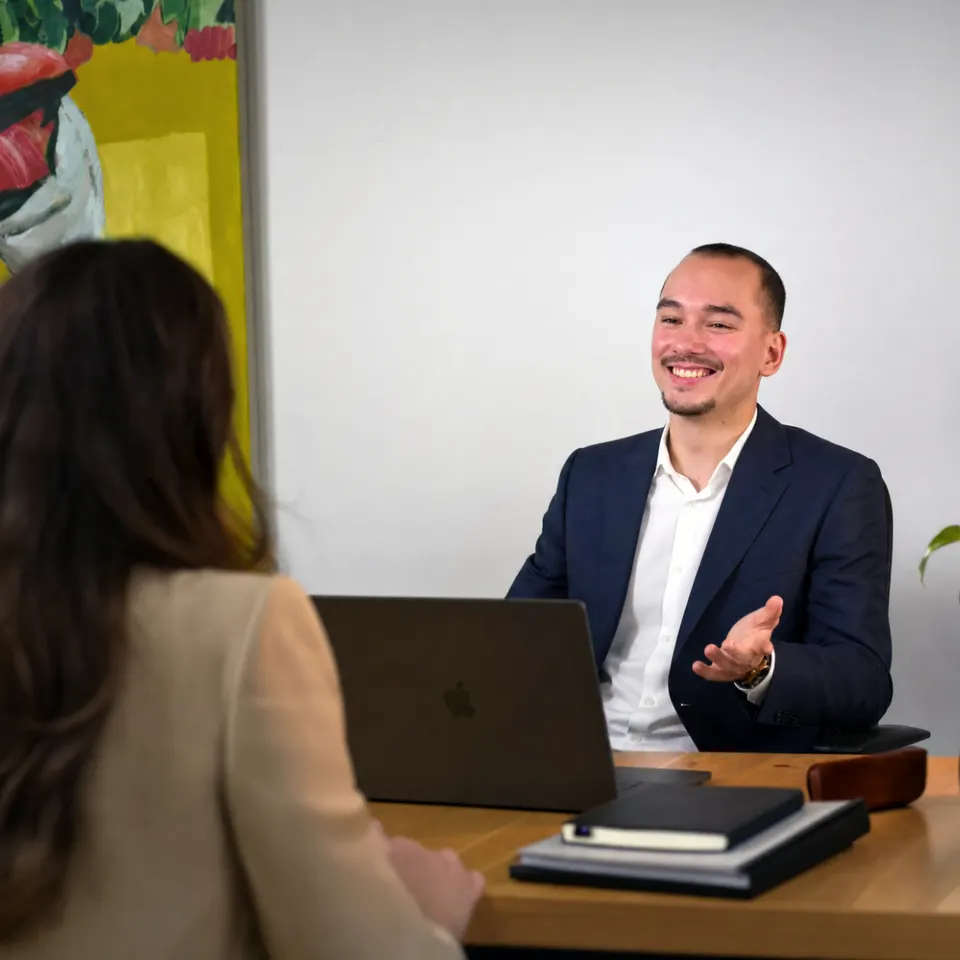 Charles Goelen, avocat, en consultation avec une cliente